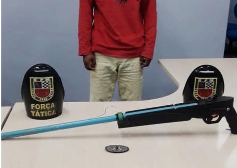 Com espingarda escondida em sacola, homem é preso próximo de presídio em Manaus