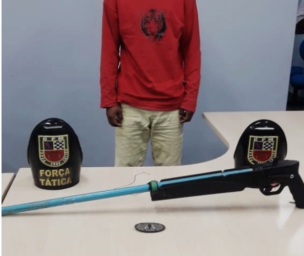 Com espingarda escondida em sacola, homem é preso próximo de presídio em Manaus