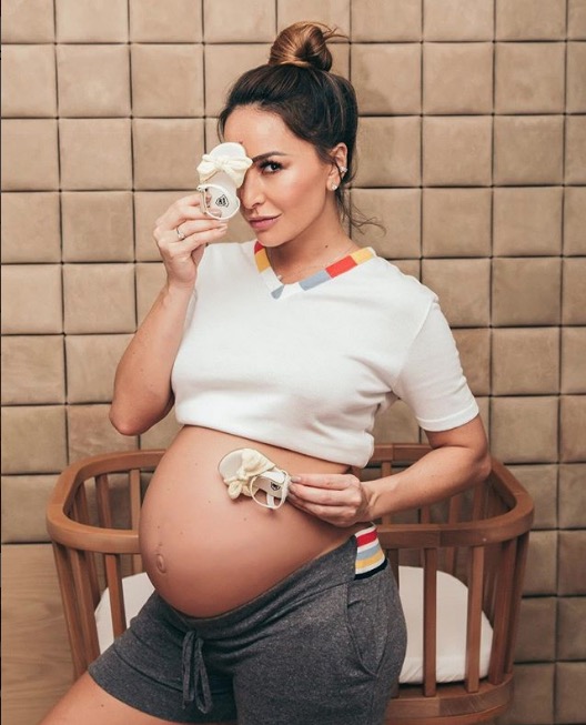 Anitta tira sarro da gravidez de Sabrina Sato e diverte internautas