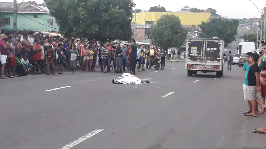 Motociclista morre após ter cabeça esmagada em acidente com ônibus em Manaus