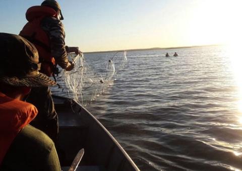 Homens lançam malhadeira no rio e “pescam” cadáver em Manaus