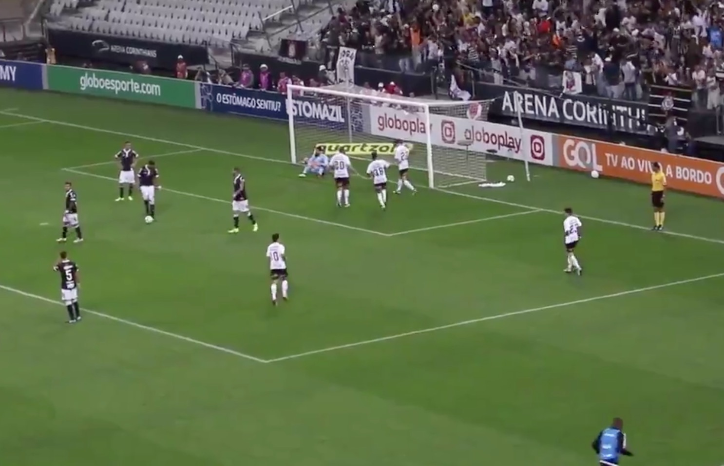 Corinthians derrota o Vasco com gol de Vital e se afasta da zona da degola