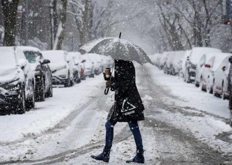 Tempestade de neve causa caos em Nova York e deixa mortos nos EUA