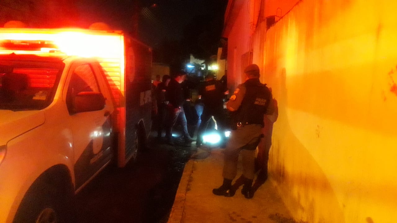 Homem é assassinado com 5 tiros ao caminhar em rua de Manaus