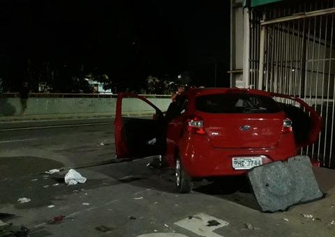 Homem morre e mulher fica presa às ferragens após carro colidir em poste em Manaus
