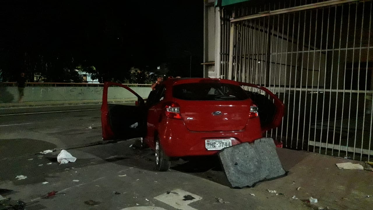 Homem morre e mulher fica presa às ferragens após carro colidir em poste em Manaus