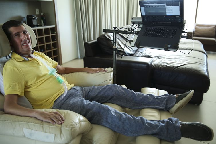 Brasileiro com esclerose cria aplicativo para pessoas com distúrbios na fala