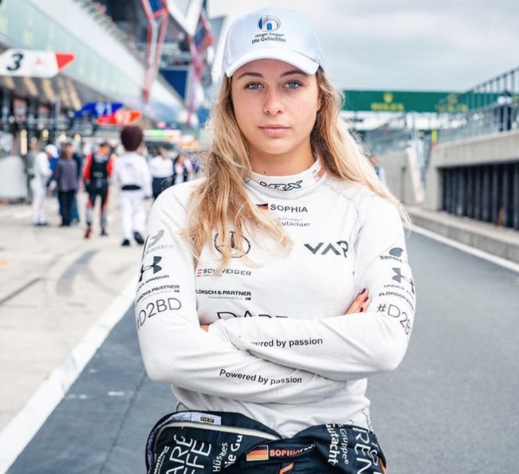 Piloto alemã de 17 anos sofre fratura na coluna em acidente chocante na Fórmula 3