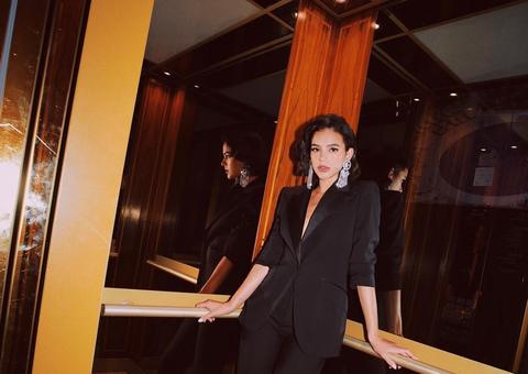 Bruna Marquezine ganha prêmio especial em Portugal e faz discurso