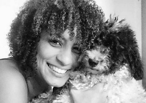 Viúva de Marielle Franco lamenta morte do cachorro do casal: '2018 me tirou tudo'