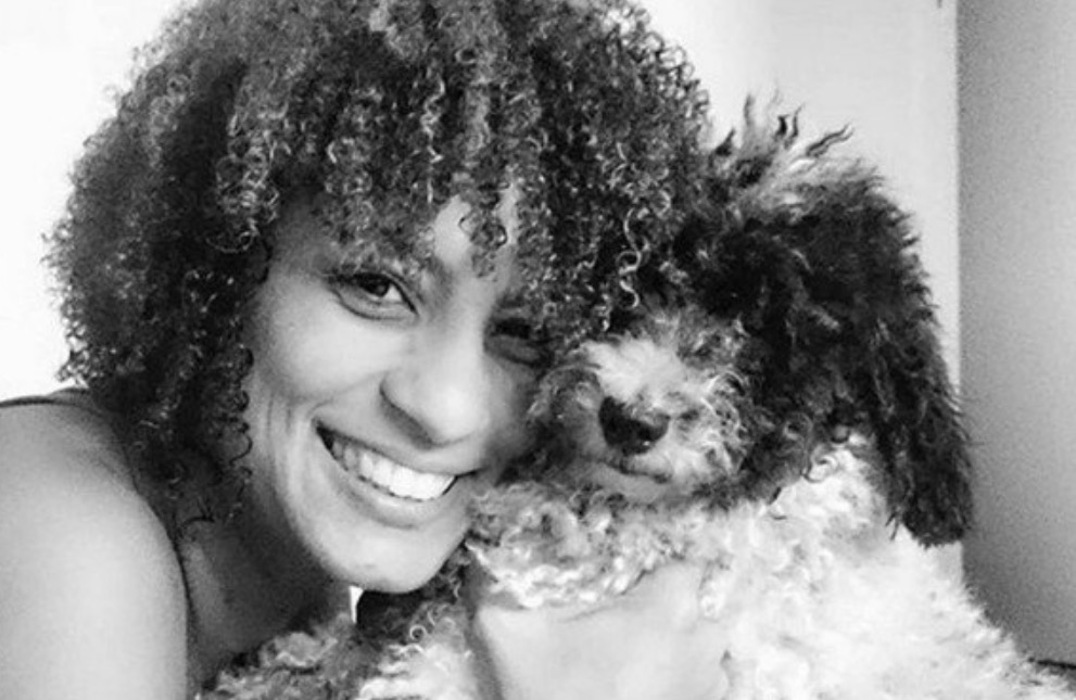 Viúva de Marielle Franco lamenta morte do cachorro do casal: '2018 me tirou tudo'