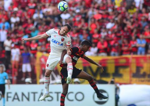 Mesmo com Paquetá expulso, Flamengo vence o Sport e reduz diferença para o Palmeiras