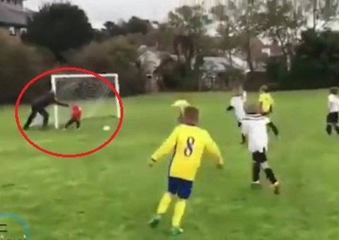 Goleiro 'distraído' recebe ajuda do pai para defender bola e cena bomba na internet