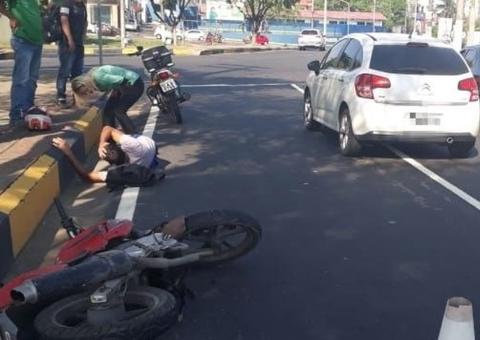 Motociclista fica ferido ao colidir com carro em avenida de Manaus