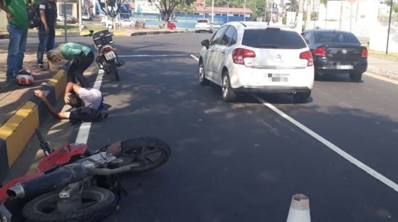 Motociclista fica ferido ao colidir com carro em avenida de Manaus