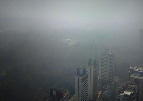 Nuvem de fumaça encobre céu de Manaus 