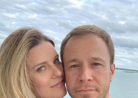 Tiago Leifert ganha declaração da esposa pelos 8 anos de relacionamento