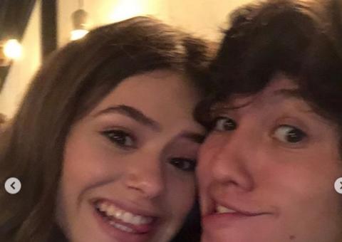 Maisa comemora 1 ano de namoro e mostra mimo da sogra