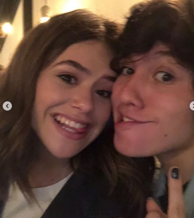 Maisa comemora 1 ano de namoro e mostra mimo da sogra