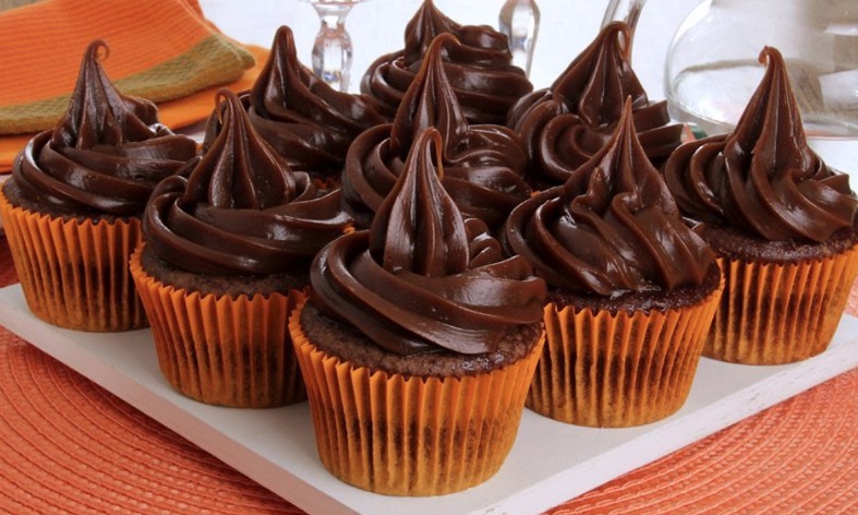 Conheça os alimentos que pioram sua TPM