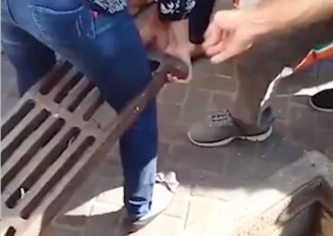 Mulher cai em bueiro e fica com perna presa em grade no Centro de Manaus