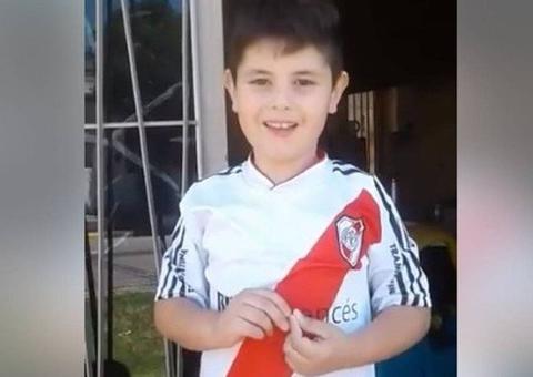 Após colocar brinquedos à venda, menino ganha viagem e ingressos para final da Libertadores