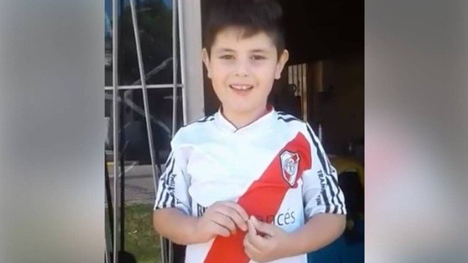 Após colocar brinquedos à venda, menino ganha viagem e ingressos para final da Libertadores