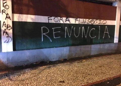 Sede do Fluminense é pichada com frases contra o presidente e cobrança por atrasados