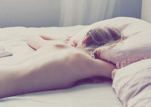 5 motivos para dormir sem roupa
