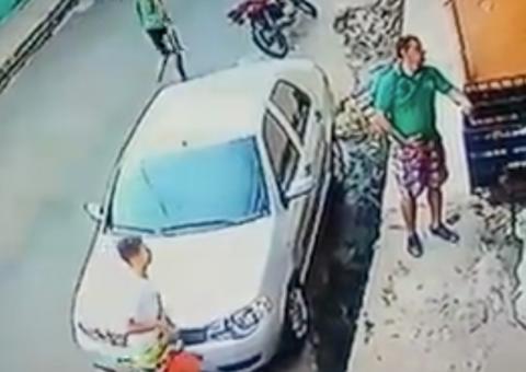 Em plena luz do dia, prestanista tem moto roubada em Manaus