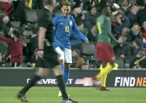 Neymar sofre lesão sendo substituído logo no início do amistoso contra Camarões 
