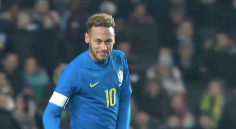 Neymar sofre lesão sendo substituído logo no início do amistoso contra Camarões 