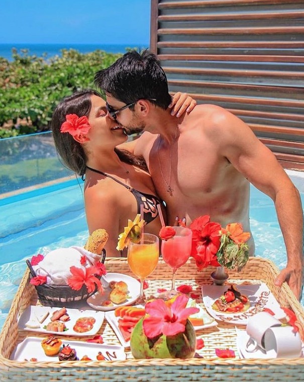 Curtindo vida boa, ex-BBB Emilly posa aos beijos com namorado e se declara