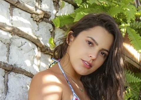 Curtindo vida boa, ex-BBB Emilly posa aos beijos com namorado e se declara