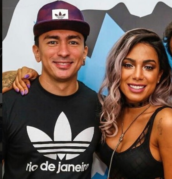 Anitta tatua nome Renan no braço: 'meu amor maior'