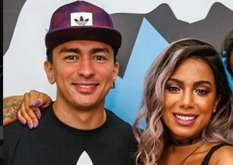 Anitta tatua nome Renan no braço: 'meu amor maior'