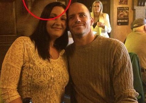 Casal tira foto em bar e flagra suposto fantasma de capitão do Titanic