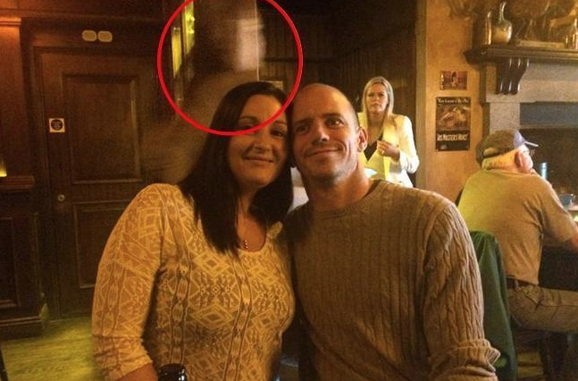 Casal tira foto em bar e flagra suposto fantasma de capitão do Titanic