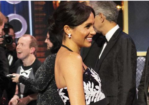 Meghan Markle exibe barriga saliente em evento de gala com príncipe