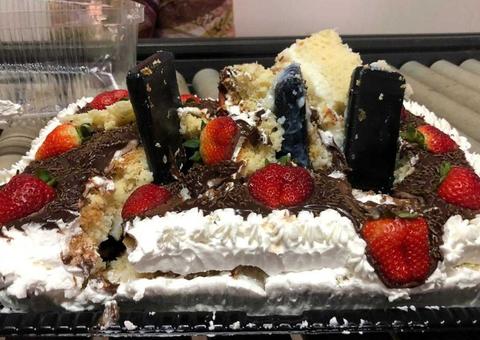 Bolo de aniversário 'recheado' com celulares é apreendido em presídio 