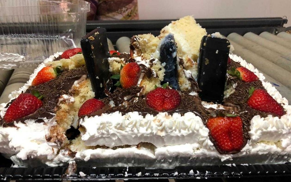 Bolo de aniversário 'recheado' com celulares é apreendido em presídio 