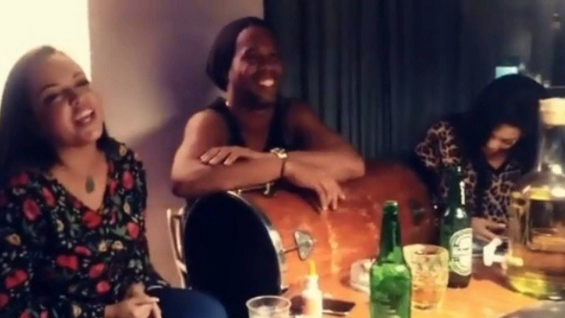 Ronaldinho Gaúcho termina noivado duplo e ex-noivas deixam mansão