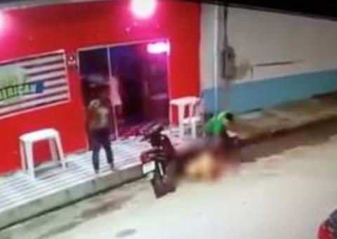 Encapuzado, homem tenta incendiar bar onde advogado foi morto a facadas em Manaus