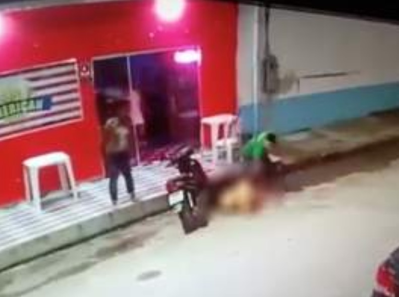 Encapuzado, homem tenta incendiar bar onde advogado foi morto a facadas em Manaus