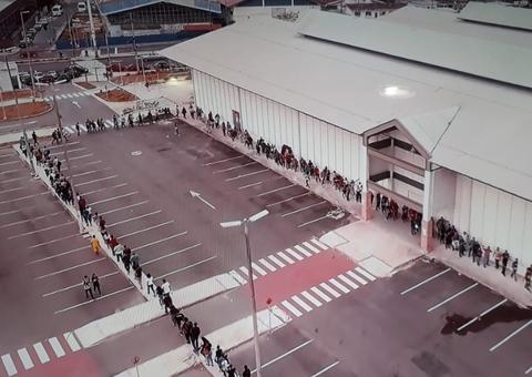 Em Manaus, mais de mil pessoas pernoitam na frente de shopping em busca de emprego