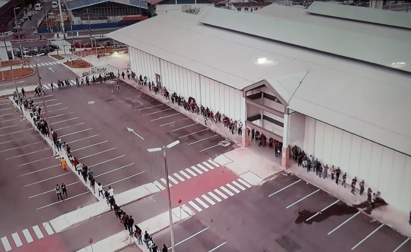 Em Manaus, mais de mil pessoas pernoitam na frente de shopping em busca de emprego
