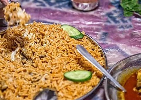 Mulher mata o namorado, cozinha e serve com arroz a diversas pessoas