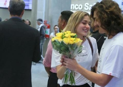 Sasha chega ao Brasil e se emociona com surpresa do namorado em aeroporto