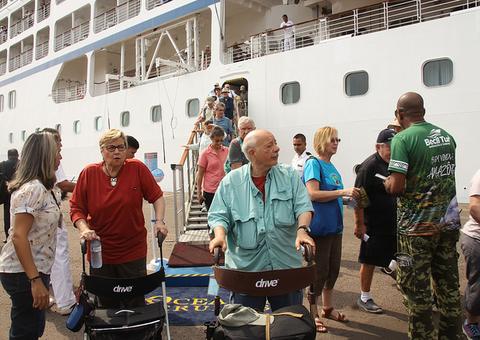 Mais de 1,2 mil turistas canadenses e americanos desembarcam em Manaus 