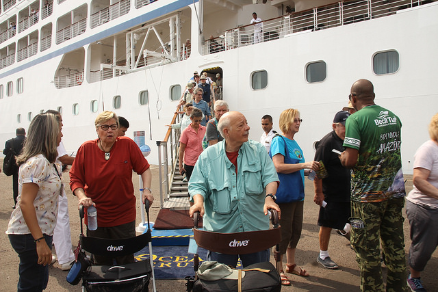 Mais de 1,2 mil turistas canadenses e americanos desembarcam em Manaus 